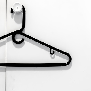 Empty and hanging. /Vuoto e appeso.