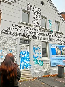 "SACRED CONCRETE!" "HEILIG HEILIG HEILIGER BETON!" or "No Housing for poor People" "Keine Wohnungen für Arme"