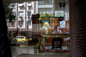 Lucas Melo, doorman / Rua Barata Ribeiro 26