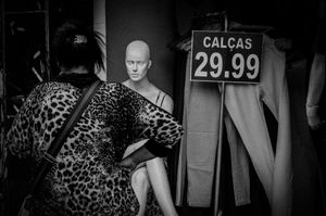 "Hey, ho! Bem-vindo ao fantástico Onde o mundo é ilusório e as pessoas é de plástico"
