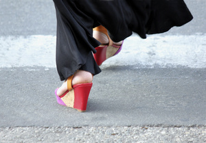 RED SHOES ON SANTA BARBARA SIDEWALK