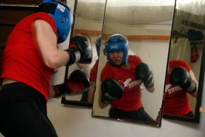 Caroline Dousse, championne régionale de boxe féminine lors d'un entrainement. Caroline Douse, regional women box champion in her training studio, Bulle.