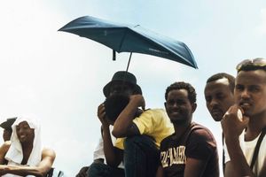 2015, french italian border is closed, several hundred people, survivors of Mediterranean, are stopped in there road for freedom.