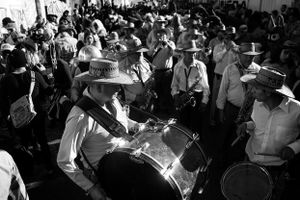 Por la cantidad de gente, algunas comparsas llevan dos bandas de músicos, una al principio y una al final.