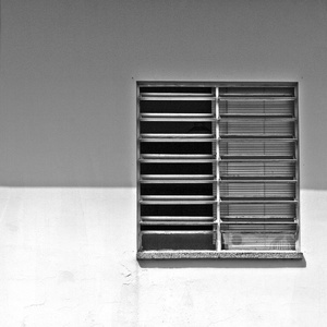 Any window with a shadow on. /Qualche finestra, con addosso un'ombra.