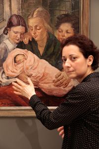 Artist Aurora Király in front of the painting by Mina Byck Wepper, © National Museum of Art, Bucharest