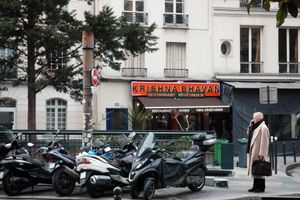 Paris, business call on the street