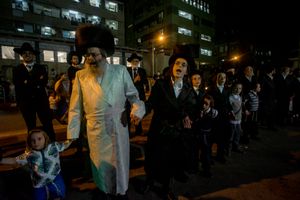 The Vizhnitzer Admor blesses  his followers by dancing with them