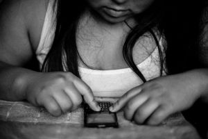 Stefi writes a message while Mia is sleeping. © Sarah Pabst