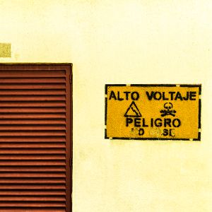 Danger. /Pericolo.