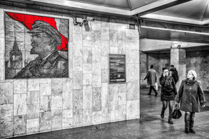 Hombre mirando a occidente