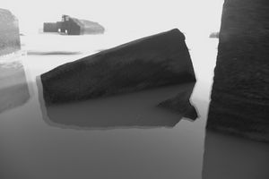 Aujourd’hui grotesques mais inoffensifs morceaux de béton soupirant au milieu des flaques.