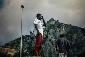 2015, french italian border is closed, several hundred people, survivors of Mediterranean, are stopped in there road for freedom.