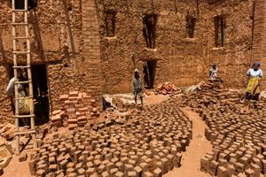 Traditional house construction    ©Albert Normandin