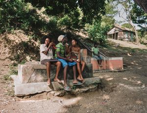 Micheline (46), Francia (21) and Amédé (26) - Baobe, Haiti - Qui repose dans ce tombeau? Grand-père, 3 femmes et un garçon - Pourquoi aimez vous aller sur cette tombe? "On s'y assit la journée pour profiter de la fraicheur" - Qui a dessiné ce monument? Boss Gela en 1991   "Kavo mwe, m'reme" ( mon caveau, je l'aime)