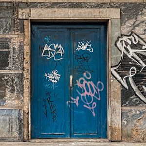 A blue door, another one./Una porta blu, un'altra però