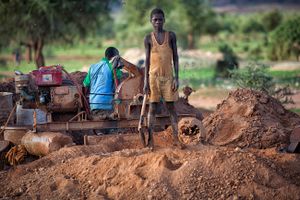 Nuru (13) has been tasked to work at the pulverizing machine. He says: "Everything me and my brother earn, we take home to our parents" © Matjaz Krivic