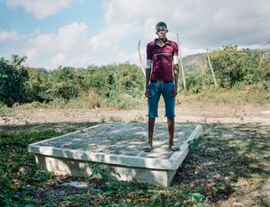 Donald Lovenson (22) - Corridor, Haiti - Qui repose dans ce tombeau? Ma Maman et ma grand-mère  - Pourquoi aimez vous aller sur cette tombe ? " J'aime bien me poser là parce que j'ai mes raisons" - Qui a dessiné ce monument? Boss Enock
