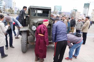 Den Pobedy, war or peace