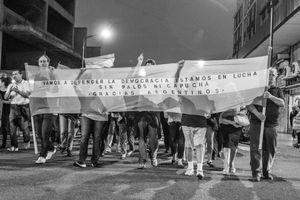Bandera hecha consigna.