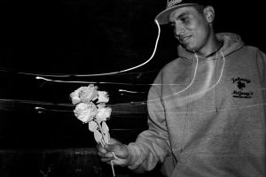 Beto hace flores para venderlas en el metro.