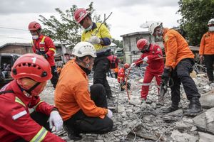 Indonesian National Search and Rescue Agency (BASARNAS) clearing the rubble of collapsed buildings following the earthquake in Pidie Jaya, Aceh province, on December 11, 2016.