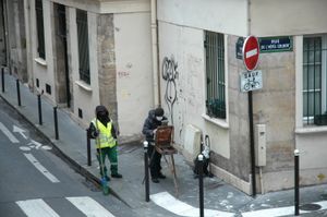 Paris, corner artist with admirer