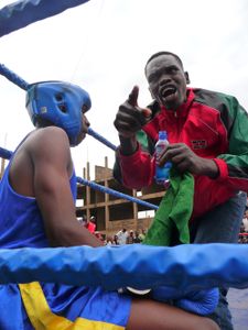 Between two rounds, coach Hassan gives motivation to Denis Musasia.