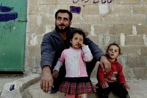 A father with his two children. © Tom Verbruggen