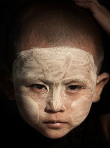 Regard noir sur visage d'ange