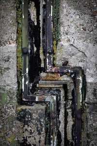 Space between wood and concrete 2