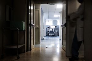 Dedication. Mere gives support to her father, hospitalized in the intensive cardiac  care unit for recursive heart problems. © Riccardo Budini / UnFrame