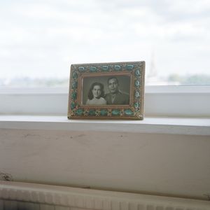 Momi and Babaii, Afsaneh's Bedroom, Putney, 2013 © Ali Mobasser