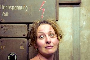 Frau unter Hochspannung