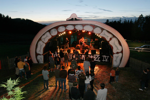 "La Cambrouse", a small open air Festival in the woods. "La Cambrouse", un petit festival open air  en pleine camapgne.