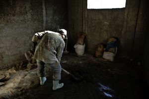 A Syrian refugee working illegally in construction in Amman. © Tom Verbruggen