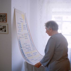 Nächstes Jahr in Jerusalem. Vera Friedländer mit besticktem Tuch, das an ihre ermordeten Angehörigen erinnert