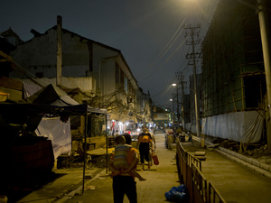 Shanghai, When the Night Falls