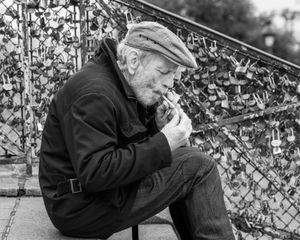 Chainsmoker in Paris