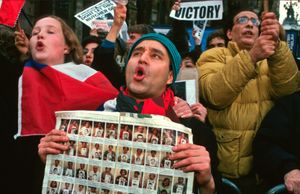 Chilean expatriates celebrate the arrest of Pinochet for crimes against humanity in London, 1998