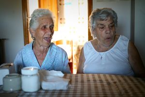 Documentary photography, Portrait, Family, Sisters, Immigration. © Irena Siwiak Atamewan