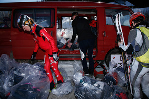 Marathon de ski; collecte des sacs avec les victuailles