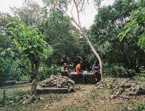 Josephe Laguerre (37), Jovens Laguerre (19), Lensky (11) - Kabare, Haiti - Qui repose dans ce tombeau? Ma belle-mère et plusieurs autres membres de la famille - Pourquoi aimez vous aller sur cette tombe? "Pour étudier, y passer du temps" - Qui a dessiné ce monument ?Boss Martial