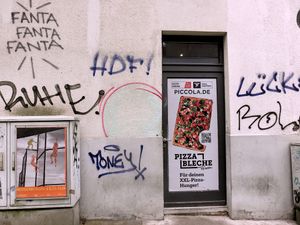"LOVE THE LÜCK!" "Liebe die Leute" "Love the People!"