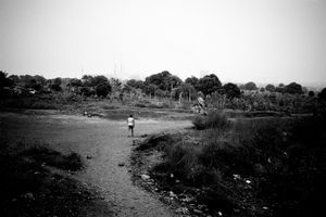 Workers going to the factory © Julien Brygo
