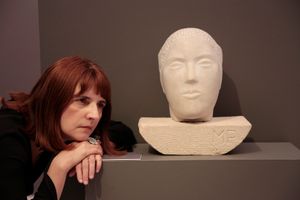 Artist Laura Covaci in front of the sculpture by Milița Pătrașcu, © National Museum of Art, Bucharest