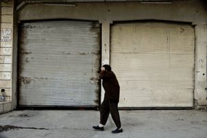 An old man strolls in a street at the foot of the Erbil citadel. © Tom Verbruggen