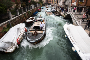 Heavy traffic in the narrow canals of the city of Venice displaces a lot of water and causes strong wave action. Continuous striking of waves against the facades causes damage to the buildings, destabilizes them and weakenes the foundations.