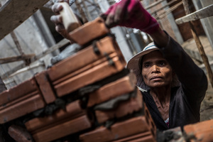 Ngat Kuntea 38 from Kampong Speu Province works as a brick layer. Kuntea learnt this skill whilst working In Thailand. Kuntea returned to Cambodia because she missed her family but notes the difference in pay. in Thailand Kuntea could earn $10 a day but in Cambodia it's around $5.75. Kuntea also notes the difference in pay from her male counterparts who receive an extra dollar a day, however Kunte