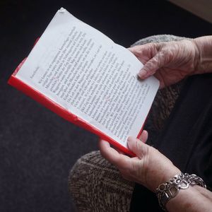 Esther Bejarano mit ihrem Manuskript